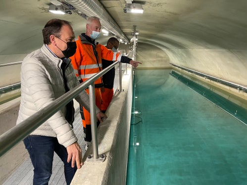 LR Vettorato (vorne): Grundwasser ist ein kostbares Gut. Bürgerinnen und Bürger, Institutionen und Unternehmen müssen alles tun, um diese wichtige Quelle der Wasserversorgung zu schützen. (Foto: LPA/Gnews)