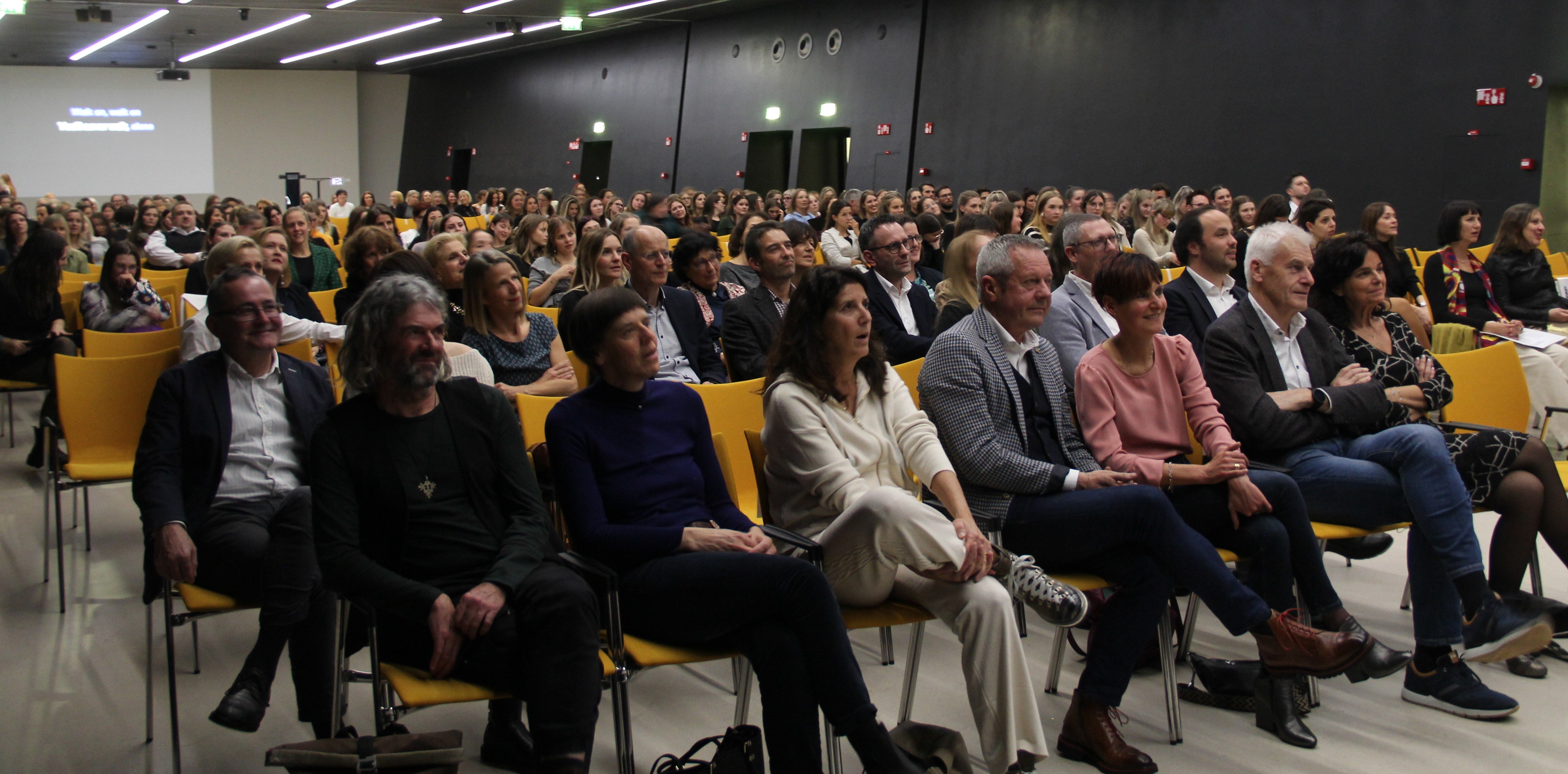 Consegna dei diplomi al NOI Techpark di Bolzano per 260 studenti delle professioni sociali che hanno completato la formazione specifica alla scuola provinciale Hannah Arendt. (Foto: Scuola provinciale per le professioni sociali Hannah Arendt)