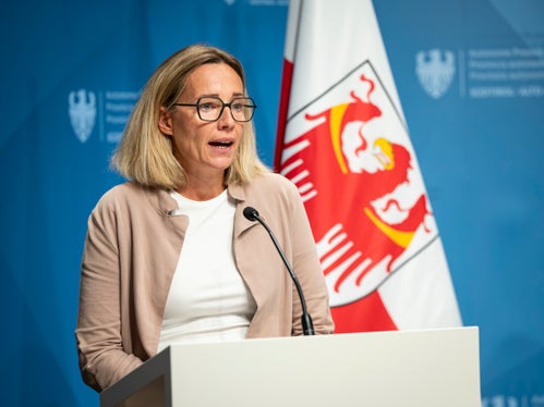 Die KVW Bildung organisiert im Auftrag des Landes die wöchentlichen Treffen zur Unterstützung für Menschen, die ihre Lese- und Schreibfähigkeiten verbessern möchten. Ab Herbst kommen zu den Standorten Schlanders, Bozen und Bruneck auch Brixen und Meran dazu, informierte Brigitte Abram. (Foto: LPA/Fabio Brucculeri)