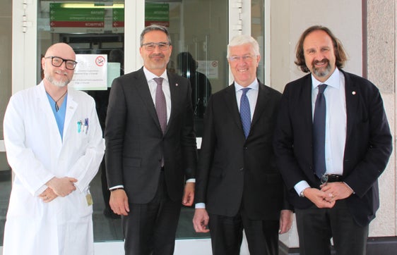 Il presidente Arno Kompatscher con il direttore generale Paolo Nusiner e il preside della Facoltà di Medicina Antonio Gasbarrini (entrambi dell'Università Cattolica) e il presidente della Claudiana, Klaus Eisendle (a sinistra nella foto) (Foto: Claudiana/Georg Oberkalmsteiner)