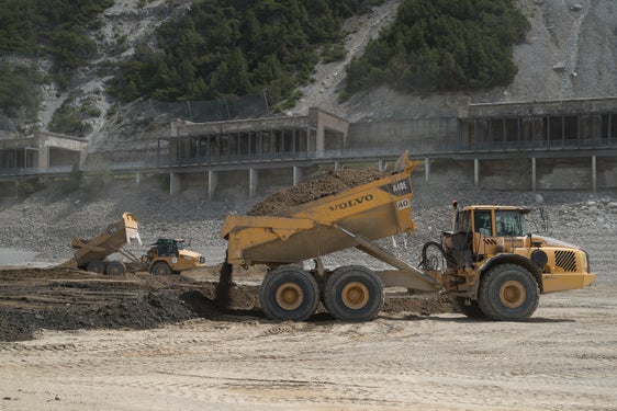 Die Arbeiten für die Verlegung der Straße in Graun im Vinschgau auf einen Damm im Reschensee (im Bild):  Eines der weiter laufenden Projekte im Tiefbauprogramm des Landes. (Foto: LPA/Landesabteilung Tiefbau)