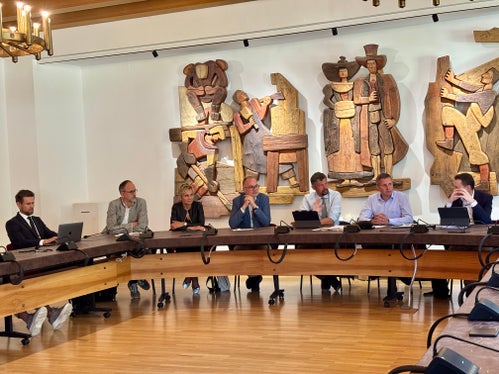 Beim Treffen im Gemeinderatssaal im Rathaus von St. Ulrich haben Landesrat Luis Walcher (Sechster von links), Landesrat Daniel Alfreider (Fünfter von links), der Direktor des Ressorts Umwelt-, Natur- und Klimaschutz, Energie, Raumentwicklung und Sport Alexander Gruber (rechts), Vertreter der Gemeinden, der örtlichen Tourismusvereine, des LTS, der IDM sowie des Seilbahnunternehmens Seceda AG die Herausforderungen rund um die zunehmenden Besucherströme auf der Seceda und im Grödnertal besprochen. (Foto: LPA/Ressort Landwirtschaft, Forstwirtschaft und Tourismus/Sabine Pitscheider)
