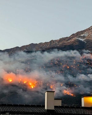 Am zweiten Tag des Waldbrands am Sonnenberg oberhalb von Latsch wird ausschließlich aus Hubschraubern gelöscht. (Foto: LPA/Heli Austria)
