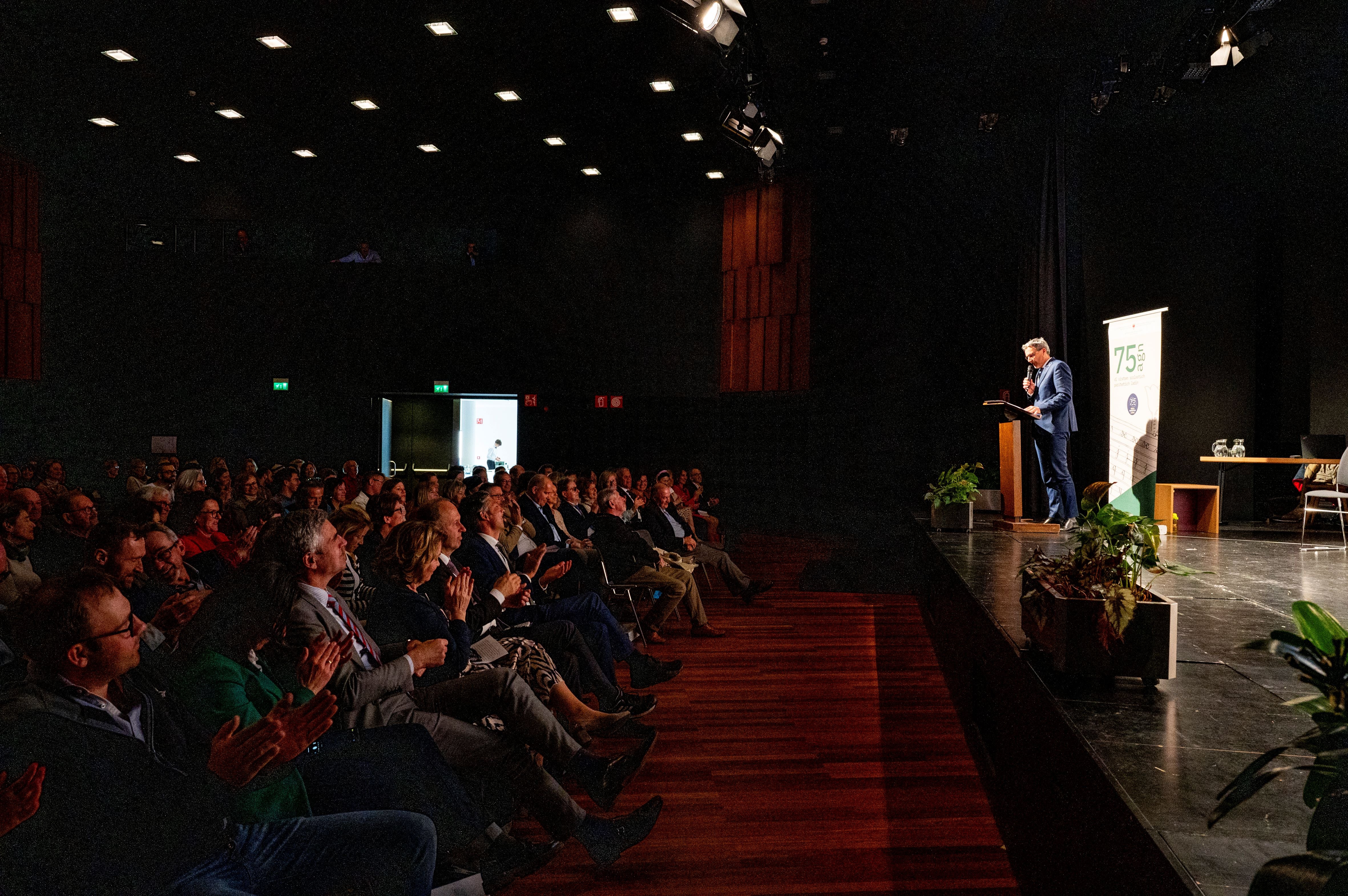 Il presidente della Provincia Arno Kompatscher alla Casa della Cultura di Ortisei per i festeggiamenti dei 75 anni del sistema scolastico paritetico ladino (Foto: ASP/Manuela Tessaro)