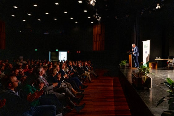 Il presidente della Provincia Arno Kompatscher alla Casa della Cultura di Ortisei per i festeggiamenti dei 75 anni del sistema scolastico paritetico ladino (Foto: ASP/Manuela Tessaro)