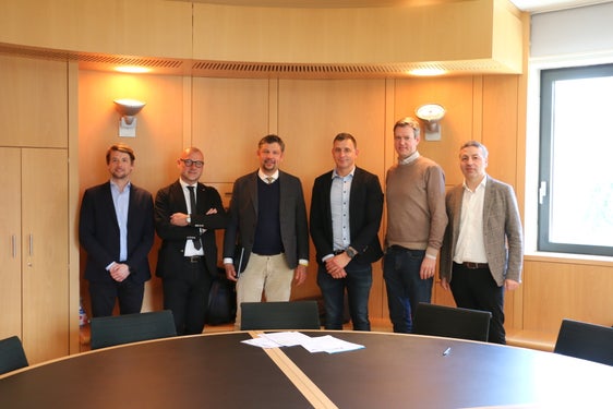 Wichtige öffentliche Arbeiten auch in für Betriebe schwierigen Zeiten weiterführen zu können: Darüber haben (v. l.) Arno Brancalion (Abteilung Tiefbau), Claudio Corrarati (SHV), Landesrat Daniel Alfreider, Michael Auer (Baukollegium), Martin Haller (LVH) und Tiefbauabteilungsdirektor Umberto Simone heute gesprochen. (Foto: LPA/Patrick Thaler)