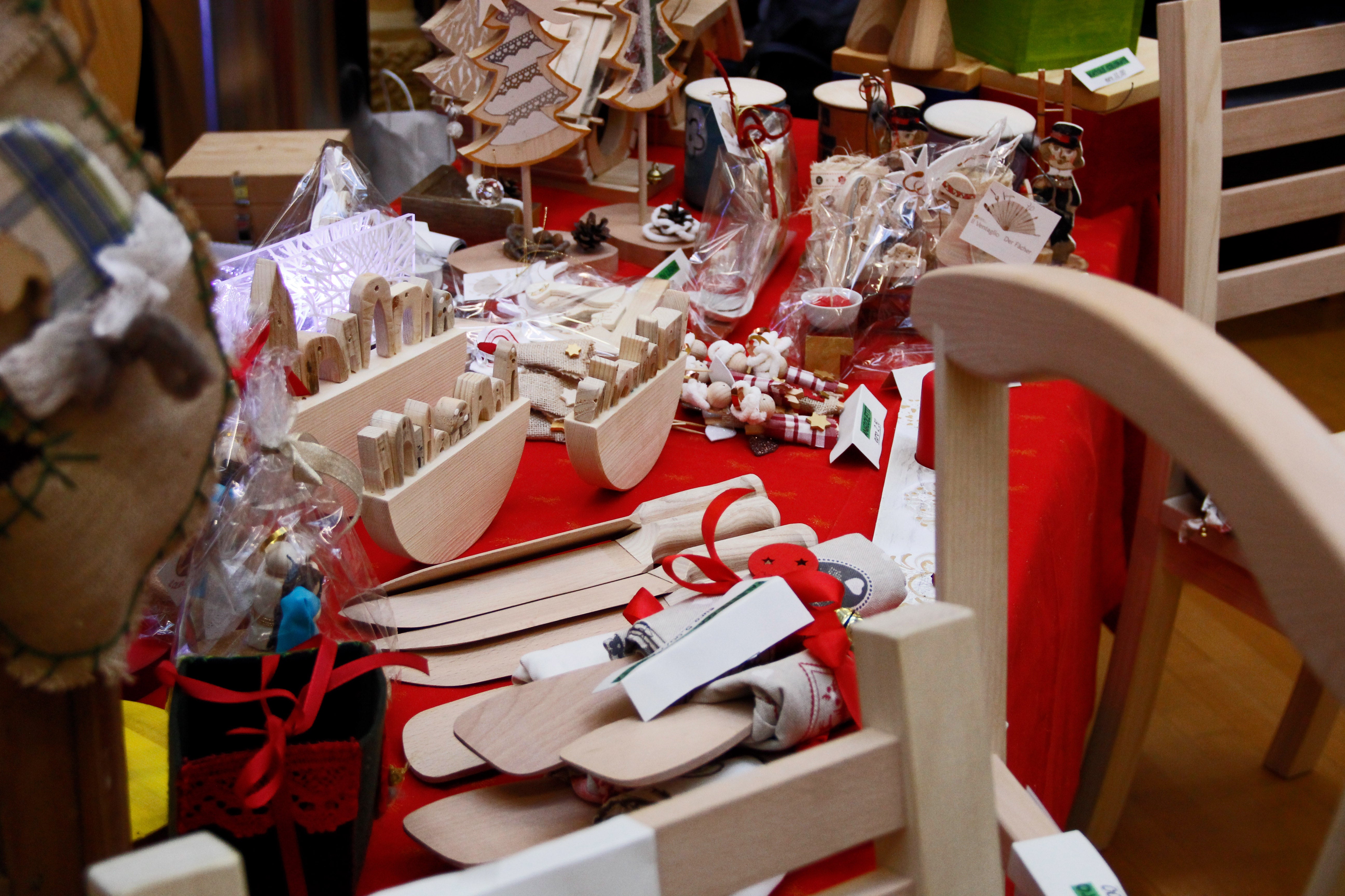 La quarta edizione del Mercatino di Natale solidale Miteinander Füreinander Weihnachten - Facciamo insieme Natale verrà inaugurata il 29 novembre a Palazzo Widmann, in piazza Magnago 1 a Bolzano. (Foto: ASP/Greta Stuefer)