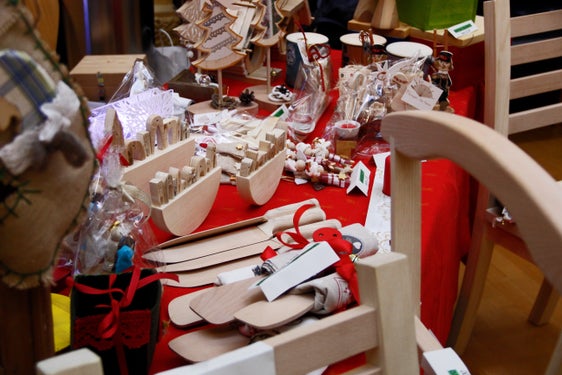 La quarta edizione del Mercatino di Natale solidale "Miteinander Füreinander Weihnachten - Facciamo insieme Natale" verrà inaugurata il 29 novembre a Palazzo Widmann, in piazza Magnago 1 a Bolzano. (Foto: ASP/Greta Stuefer)