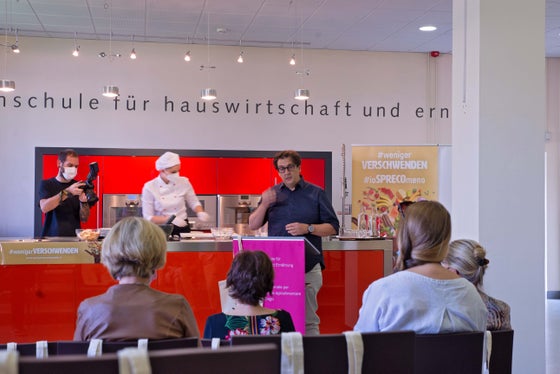 Jährlich werden von der Landestafel/Banco Alimentare Trentino Südtirol 700 Tonnen an Lebensmitteln gesammelt und bedürftigen Personen und Familien weitergegeben, berichtete Vizepräsident Luca Merlino. (Foto: LPA/Greta Stuefer)