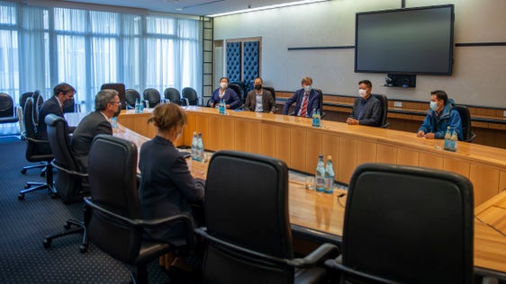 Una conversazione amichevole tra il presidente della Provincia, Arno Kompatscher, e il presidente del governo tibetano in esilio, Penpa Tsering (Foto: ASP/Fabio Brucculeri)
