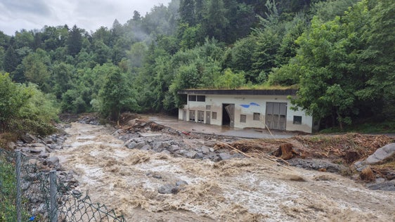 In seguito alle forti piogge della sera del 23 luglio, il Rio della Clava ha divelto un ponte che conduce a una centrale elettrica nei pressi del paese di Neuhaus, sopra la strada statale della Val Passiria. (Foto: USP/Ufficio Sistemazione bacini montani ovest dell'Agenzia per la Protezione civile)