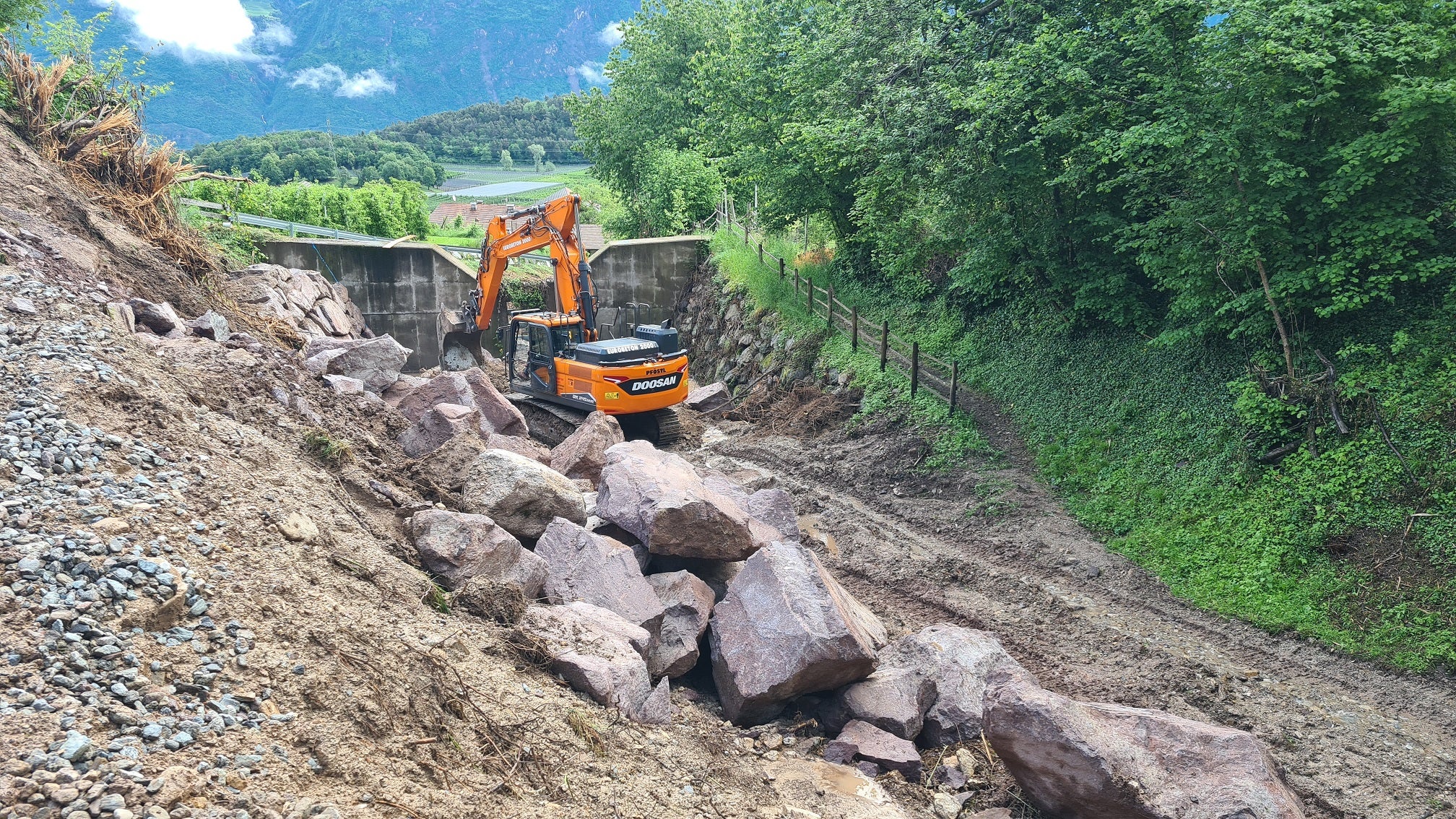 Das Landesamt für Wildbach- und Lawinenverbauung Süd hat mit den Arbeiten im Steineggerbach in Tisens begonnen. (Foto: LPA/Landesamt für Wildbach- und Lawinenverbauung Süd in der Agentur für Bevölkerungsschutz)