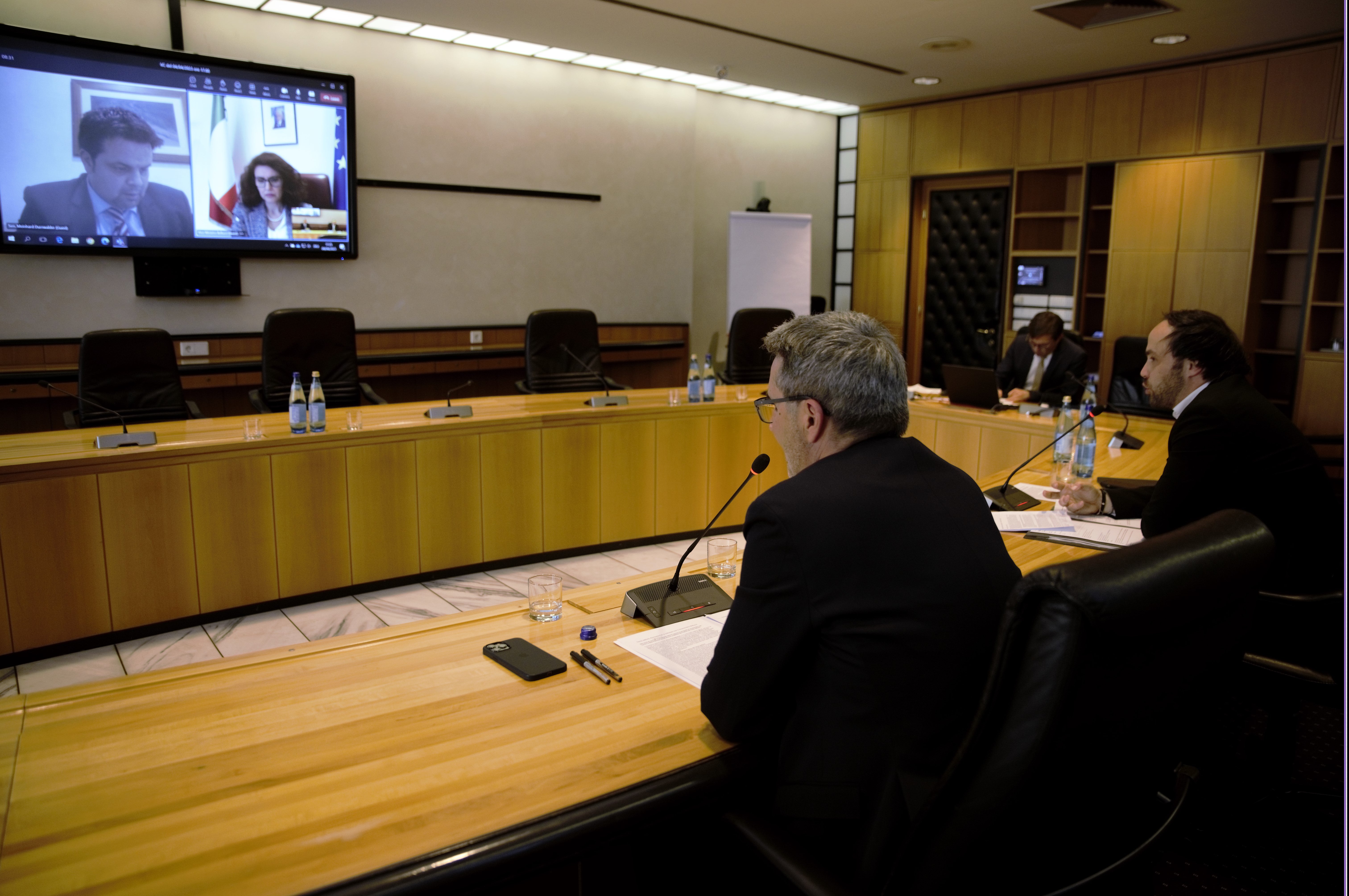 Dalla parte del volontariato: il presidente della Provincia Arno Kompatscher (a sinistra), l'assessore provinciale Philipp Achammer (a destra) e il senatore Meinhard Durnwalder (collegato in video) hanno illustrato al viceministro Maria Teresa Bellucci (sullo schermo, a destra) le preoccupazioni degli altoatesini, incontrando comprensione. (Foto: ASP/gst)