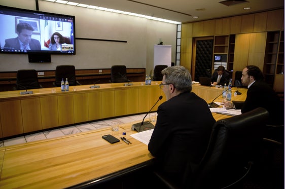 Dalla parte del volontariato: il presidente della Provincia Arno Kompatscher (a sinistra), l'assessore provinciale Philipp Achammer (a destra) e il senatore Meinhard Durnwalder (collegato in video) hanno illustrato al viceministro Maria Teresa Bellucci (sullo schermo, a destra) le preoccupazioni degli altoatesini, incontrando comprensione. (Foto: ASP/gst)