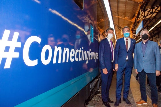 Haben das Potenzial der Schiene im Blick: (v.l.) LR Alfreider, LH Arno Kompatscher und der europäische Koordinator für den Skandinavisch-Mediterranen Korridor Pat Cox. (Foto: LPA/Peter Daldos)