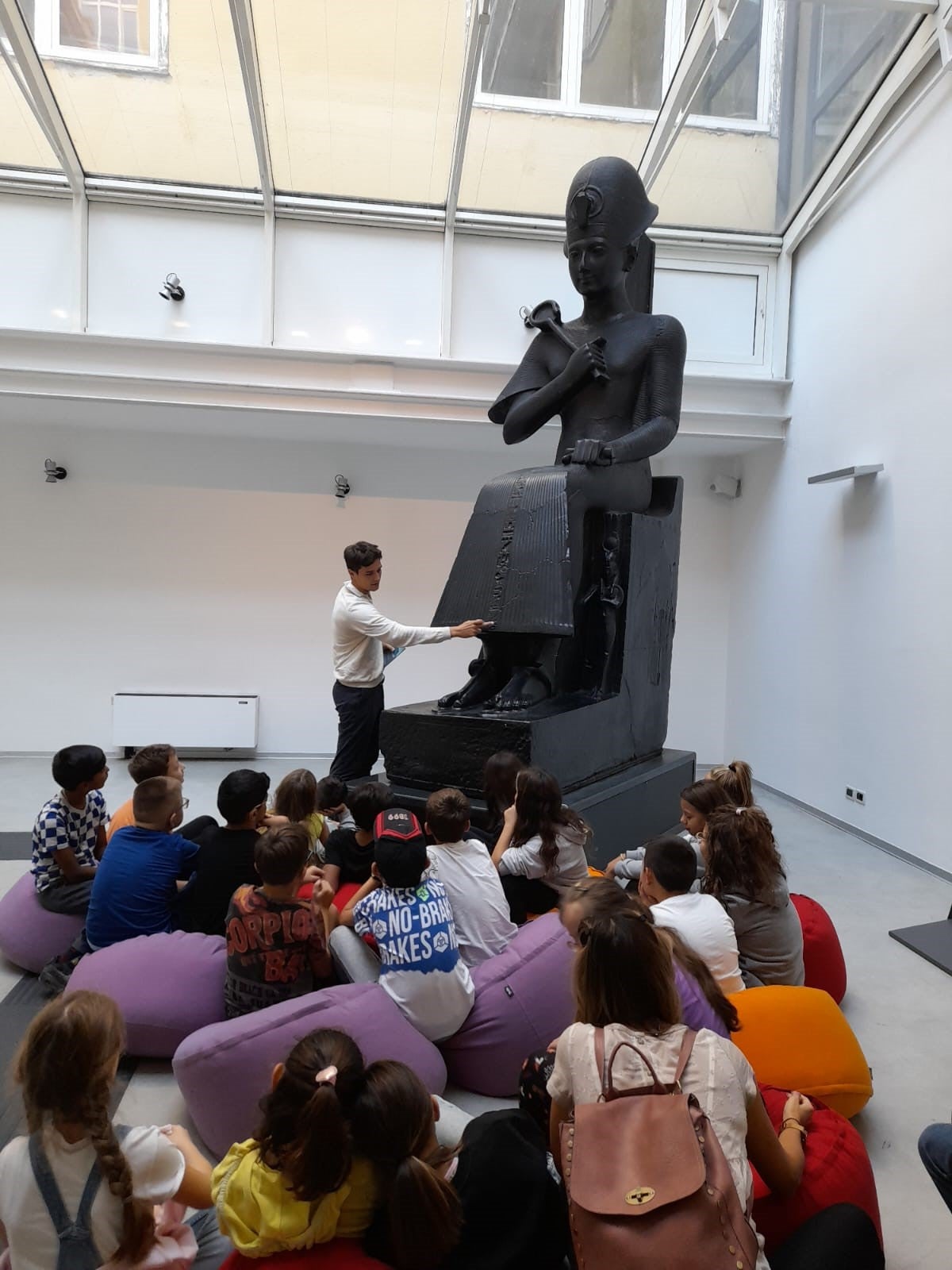 Si è conclusa al Centro Trevi la mostra “Antichi Egizi: maestri dell’arte”. L’esposizione organizzata dall'Ufficio Cultura in collaborazione con il Museo Egizio ha coinvolto oltre 6000 visitatori (Foto: ASP/Ufficio Cultura italiana)