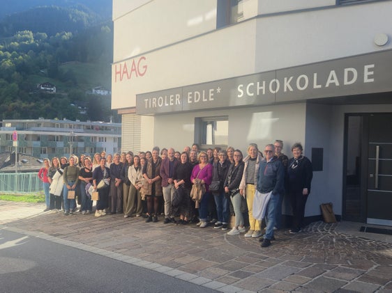 Gruppenfoto der Landecker und Tisner Lehrerkollegien bei ihrem Herbsttreffen vor der Schokolademanufaktur Haag. (Foto: LPA/Fachschule für ländliches Betriebs- und Haushaltsmanagement Landeck-Perjen)

