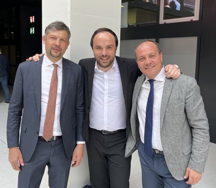 “Nosta scoles y scolines ie anjiniedes ca bën” dij i assessëures Daniel Alfreider, Philipp Achammer y Giuliano Vettorato, che ti mbincia ala mutans y ai mutons, ala jëunes y ai jëuni truep mumënc che ti resta tl cuer y tres chëi che i/les possa mparé deberieda y se svilupé a livel persunel. (Foto: ASP/Gabriel Marciano)