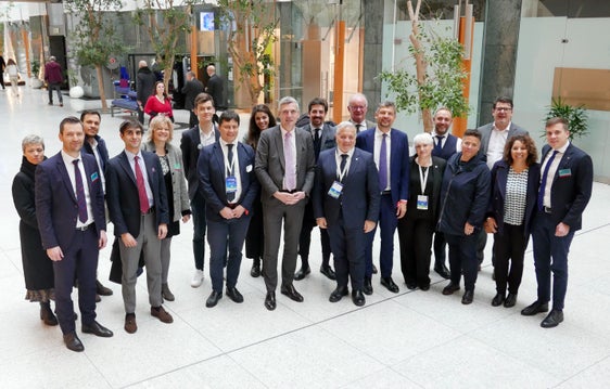 Una buona giornata inizia con uno scambio interessante: l'assessore provinciale Daniel Alfreider ha incontrato a Bruxelles rappresentanti e stakeholder del settore dei trasporti, del traffico e della logistica assieme all'europarlamentare Herbert Dorfmann. (Foto: ASP/Ingo Dejaco)