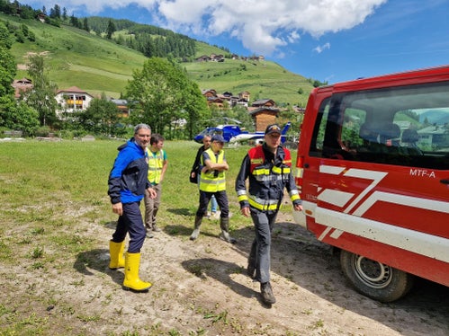 Il presidente Kompatscher durante l'odierno sopralluogo: Grazie a tutti coloro che hanno lavorato per ripristinare la sicurezza in tutta la zona. (Foto: ASP)