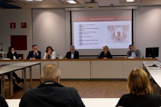 Land und Wohnbauinstitut haben seit Sommer an den Durchführungsverordnungen zum Landesgesetz zum Öffentlichen und Sozialen Wohnbau gearbeitet, Landesrätin Deeg (2.v.r.) hat deren Grundzüge heute den Sozialpartnern vorgestellt. (Foto: LPA/Greta Stuefer) 