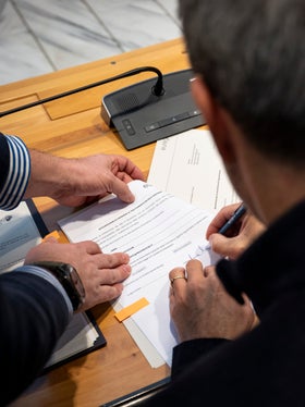 Mit der Unterschrift des Landeshauptmannes hat das Land Südtirol Anteile im Wert von 20 Millionen Euro gezeichnet. (Foto: LPA/Fabio Brucculeri) 