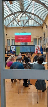 Durante il convegno, suddiviso in quattro gruppi di lavoro, i partecipanti hanno sviluppato idee progettuali su storia dell’arte e architettura contemporanea, arti visive, letteratura e teatro, paesaggio museale e musica (Foto: Euregio/Stefan Graziadei)