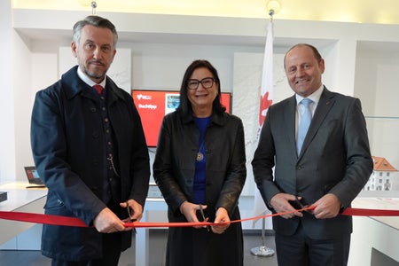 Taglio del nastro per la nuova sezione espositiva Acqua dell’Euregio: il vicepresidente del Tirolo Josef Geisler (da destra) con Brigitte Truschnegg e Kurt Scharr (entrambi dell’Università di Innsbruck). (Foto: Land Tirol/Sidon)