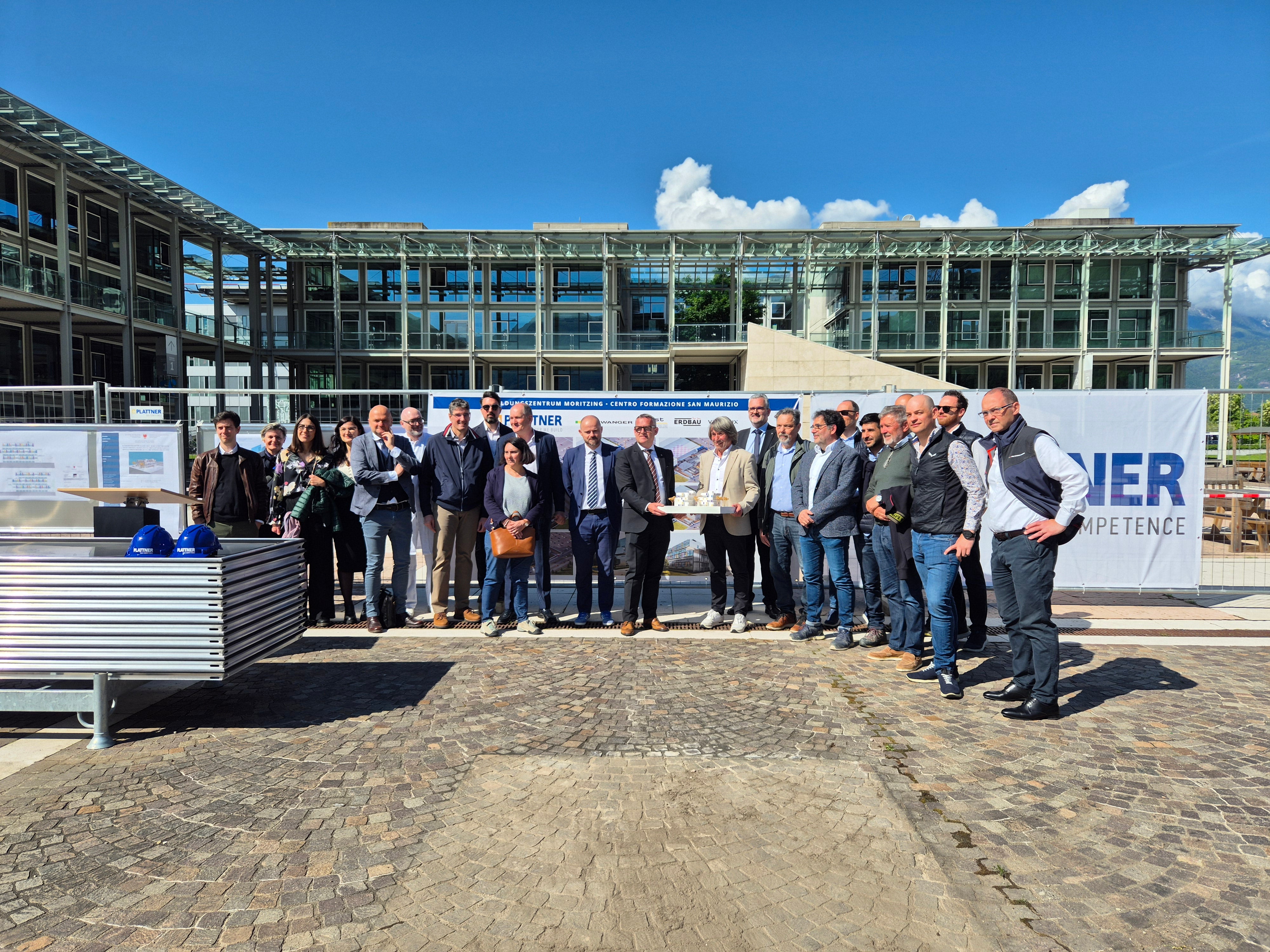 Hochbaulandesrat Christian Bianchi und Gesundheitslandesrat Hubert Messner zeigen das Modell des neuen Studentenheims, das in der Lorenz-Böhler-Straße in Bozen entstehen wird. Am 28. April wurde die Baustelle gemeinsam mit Planern und Vertretern der Baufirmen eröffnet. (Foto: LPA/Gianluca Crocco)