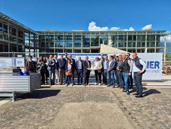 Hochbaulandesrat Christian Bianchi und Gesundheitslandesrat Hubert Messner zeigen das Modell des neuen Studentenheims, das in der Lorenz-Böhler-Straße in Bozen entstehen wird. Am 28. April wurde die Baustelle gemeinsam mit Planern und Vertretern der Baufirmen eröffnet. (Foto: LPA/Gianluca Crocco)