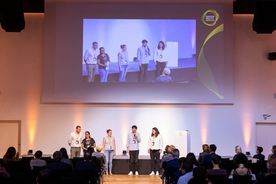 Zahlreiche junge Bürgerinnen und Bürger beteiligten sich am partizipativen Workshop in Zusammenarbeit mit dem Südtiroler Jugendring. (Foto: LPA/Tiberio Sorvillo)