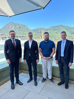 Un dialogo costruttivo sull'economia e le prospettive in provincia di Bolzano. Nella foto (da sinistra) il vicepresidente e assessore allo Sviluppo economico Marco Galateo, il presidente di SWR-EA Lukas Brunner, il suo vice, Michael Kaufmann, e l'assessore provinciale all'Agricoltura, Foreste e Turismo Luis Walcher. (Foto: USP) 