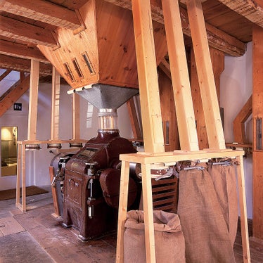 Il mulino rinnovato nella casa del parco naturale a Monte Corno a Trodena si estende su tre piani ed è azionato elettricamente. (Foto: ASP/Ufficio Natura)