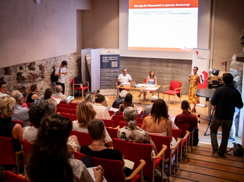 Eurac-Sprachwissenschaftlerin Andrea Abel hob hervor, dass es keine wissenschaftliche Evidenz dafür gebe, dass Sonderklassen ein erfolgreiches Modell darstellen. (Foto: LPA/Mara Reider)