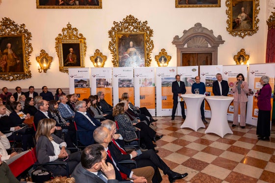 Il networking e l'apprendimento reciproco sono aspetti importanti dell'audit. Durante una tavola rotonda, Franco Pauletto (Pompadour), Lukas Neumair (Servizio giovani Brunico), Georg Kössler (VOG) e Alexandra Silvestri (HGV) hanno raccontato le loro esperienze alla presidente del Consiglio dell'audit Michela Morandini. (Foto: Camera di commercio di Bolzano/Othmar Seehauser)