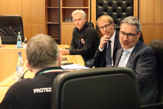 
Discussione sui temi della protezione civile (da sinistra): il direttore del Centro funzionale provinciale e vicedirettore dell'Agenzia per la Protezione civile Willigis Gallmetzer, il direttore dell'Agenzia per la Protezione civile Klaus Unterweger, l'assessore provinciale alla Protezione civile e presidente della Provincia Arno Kompatscher mentre conversano con il capo della Protezione civile Fabio Ciciliano. (Foto: USP/Maja Clara)
