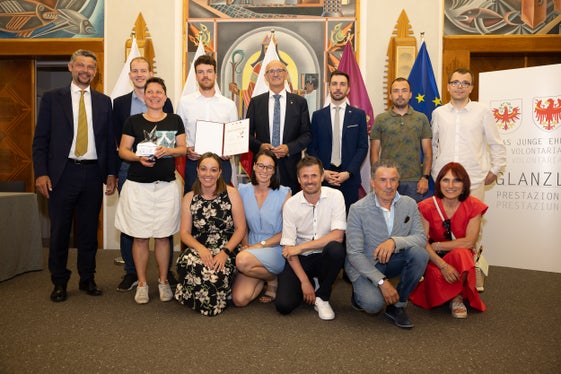 Progetto premiato (Alto Adige): Nëus Jëuni Gherdëina & Sorvisc ai Jogn Val Badia con i rappresentanti dei tre territori. (Foto: Archivio Ufficio Stampa Provincia di Trento)