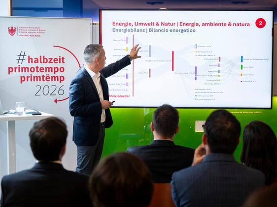 Nel corso della conferenza stampa di metà mandato #primotempo, l’assessore provinciale Peter Brunner ha presentato anche il primo bilancio energetico della Provincia di Bolzano. L’obiettivo della Provincia deve essere quello di promuovere la decarbonizzazione e ridurre il consumo energetico. (Foto: USP/Fabio Brucculeri)