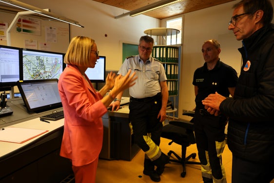 Beim Besuch dankte Personallandesrätin Magdalena Amhof den Mitarbeitenden und Führungskräften in der Landessagentur für Bevölkerungsschutz lfür ihren Einsatz und berichtete über Neuerungen im Personalbereich. (Foto: LPA/Alessia Mucci)