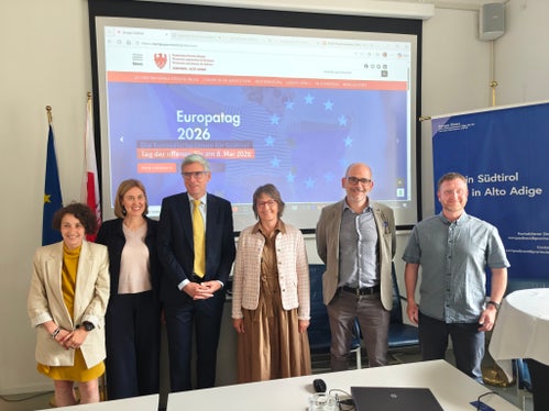 Gemeinsame Feier im neu renovierten Europahaus in der Gerbergasse in Bozen: Giulia Chiarel (im Bild von links) vom Euregio-Büro Brüssel, die Direktorin der Abteilung Europa, Martha Gärber, der EU-Abgeordnete Herbert Dorfmann, Kunhilde Marsoner, die Referentin für Kultur und Soziales der Marktgemeinde Schlanders mit Projektleiter Thomas Schuster und Hannes Götsch von der BASIS Vinschgau. (Foto: LPA/Ursula Pirchstaller)