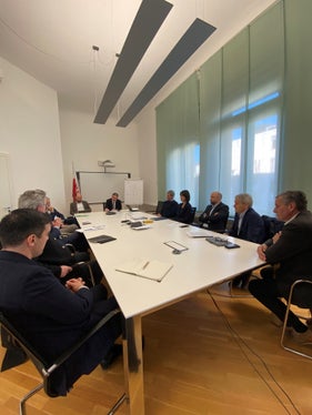 Aussprache über die Zukunft der Milchwirtschaft mit den Milchhöfen und der Direktorin des Sennereiverands Annemarie Kaser (4. v. l.) (Foto: LPA/Noemi Prinoth)