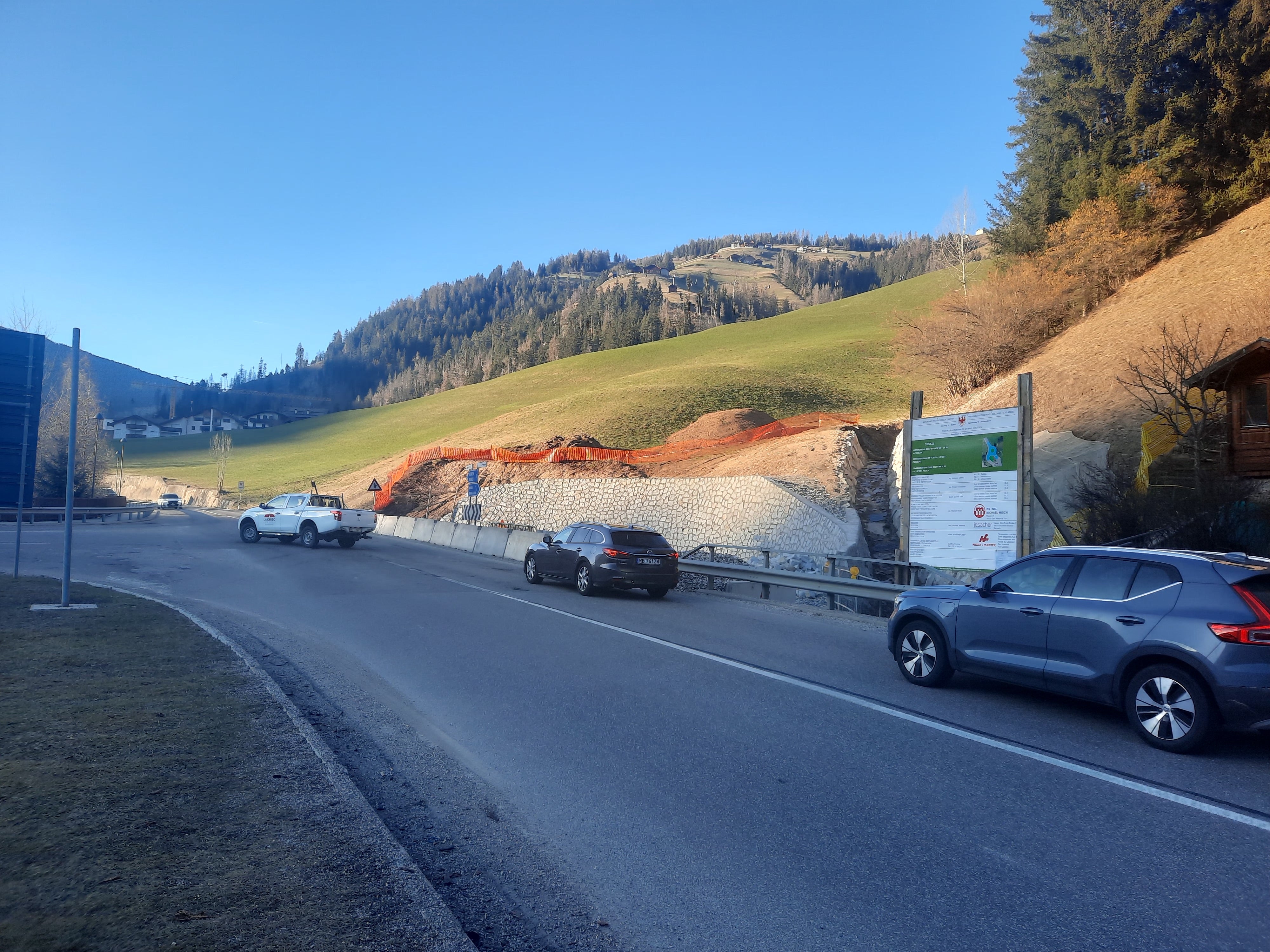 Le rondel de Picolin dess ti garantí na majera segurëza al’incrujada danter la strada statala dla Val Badia (SS 244) y la strada provinziala che condüj sön Börz (LS 29). I laurs messass gní completá por le mëis de jügn de chësc ann. (Foto: USP/Assessorat Infrastrotöres y Mobilité)
