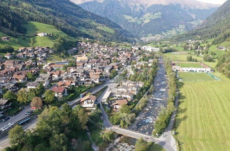 Blick auf die Gemeinde St. Martin in Passeier: Die Landesregierung hat im Bereich des Gewerbegebietes Baumkirchsäge ein Bauleitplanänderung genehmigt und Teile des Gewerbegebiets in Auwald rückgewidmet. (Foto: LAND Italia)