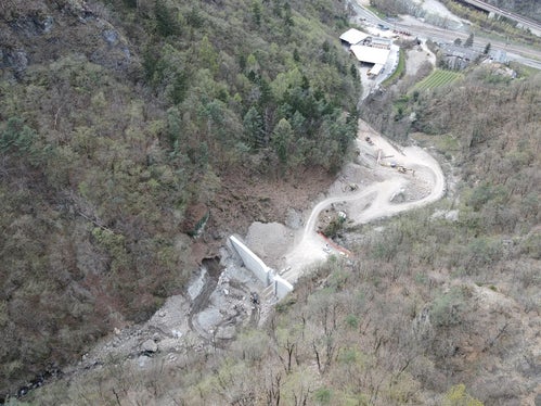 Oberhalb der Gewerbezone Bodner in Blumau in der Gemeinde Karneid arbeitet das Landesamt für Wildbach- und Lawinenverbauung Süd derzeit an der Fertigstellung eines Rückhaltebeckens im Öhlbach. (Foto: LPA/Landesamt für Wildbach- und Lawinenverbauung Süd  in der Agentur für Bevölkerungsschutz)