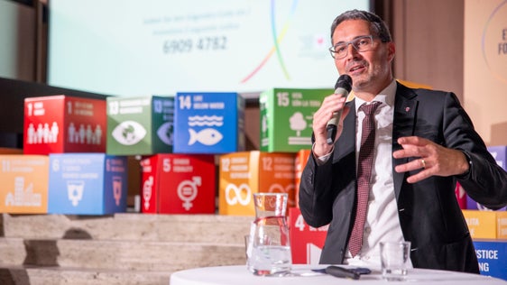 Il presidente della Provincia Arno Kompatscher durante la serata informativa sulla sostenibilità ha parlato di puntare sulla neutralità climatica entro il 2050 (Foto: ASP)