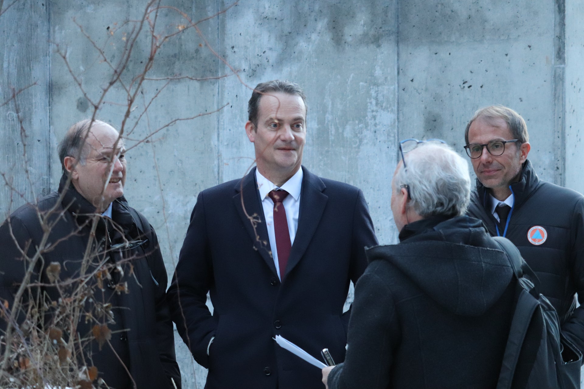 Il direttore dei Bacini montani De Polo (da dietro) spiega le opere di protezione idraulica in Vallarsa a Laives: (da sx) il direttore dell'area funzionale Kreins, Paasch, Unterweger. (Foto: ASP/Maja Clara)