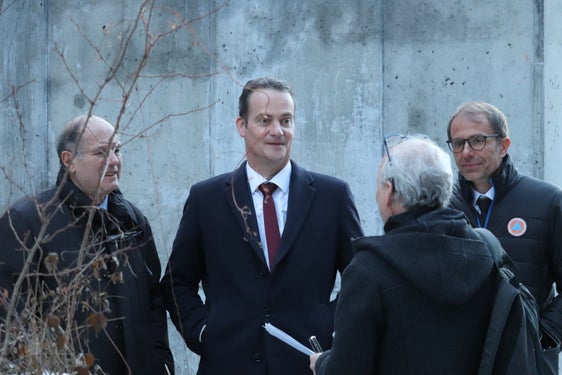 Il direttore dei Bacini montani De Polo (da dietro) spiega le opere di protezione idraulica in Vallarsa a Laives: (da sx) il direttore dell'area funzionale Kreins, Paasch, Unterweger. (Foto: ASP/Maja Clara)