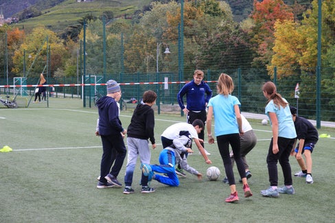 Mit dem Fuß kicken verboten: Bei Faustball kommen Fäuste und Arme ins Spiel. (Foto: LPA/Thomas Summerer)