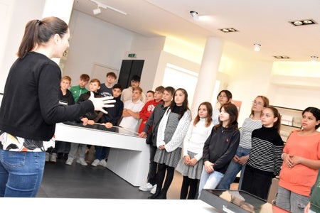 Il 3 ottobre 2024, la scuola secondaria tirolese di Völs ha visitato la mostra dell'Euregio presso l'Infopoint Euregio di Innsbruck (Foto: Land Tirol/Sidon)