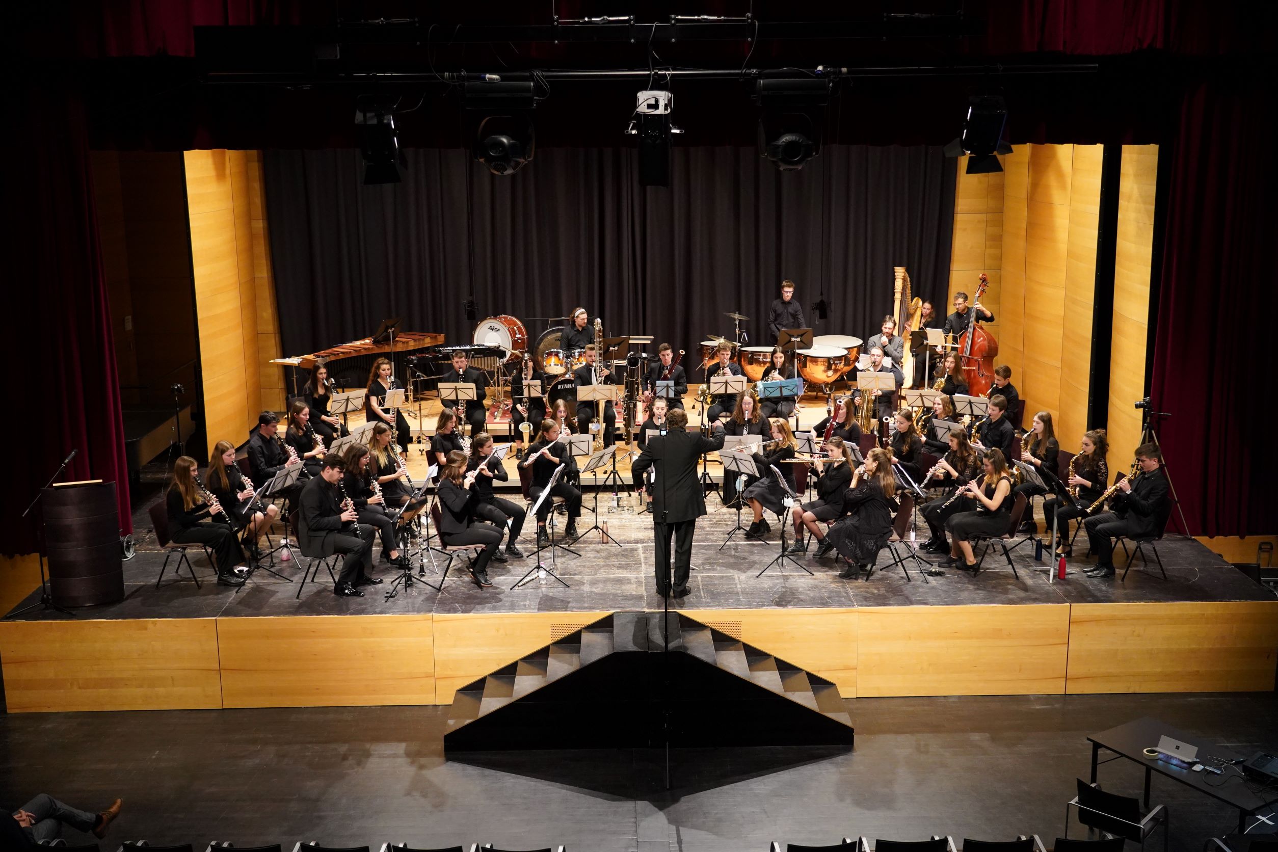 Das Holzblasorchester HoBla-O sorgt für die musikalische Umrahmung am Pädagogischen Eröffnungstag der Führungskräfte und Lehrpersonen der Deutschen und ladinischen Musikschulen. (Foto: Konrad Pichler)
